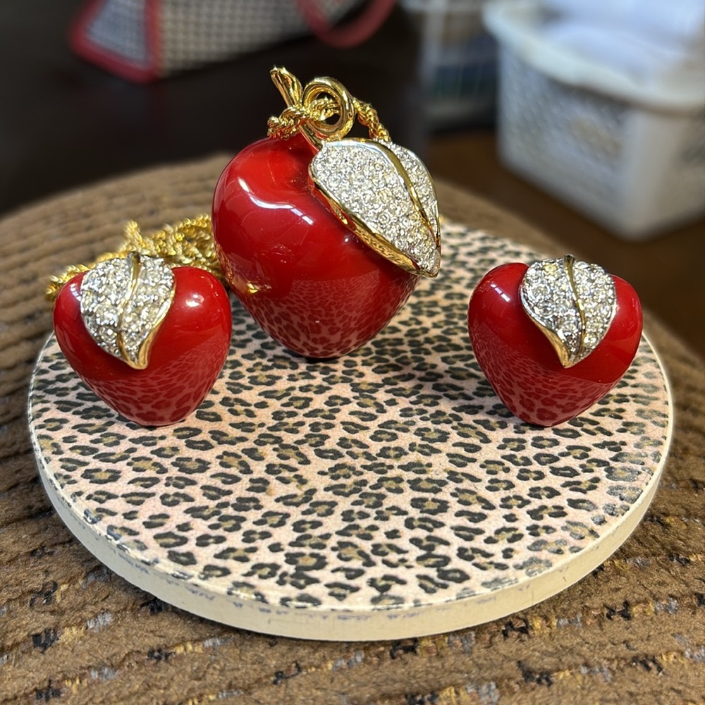 Vintage KJL Kenneth Jay Lane RED Apple necklace AND matching clip earrings - Picture 2 of 16